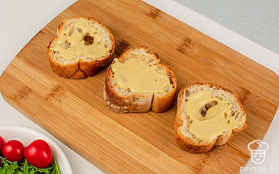 Получившимся соусом смажьте багет.