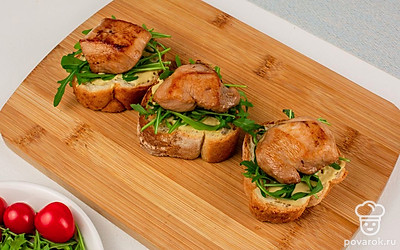 Сверху на руколу выложите обжаренные кусочки курицы.