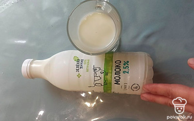 Смешать 140 граммов закваски левито мадре, 150 граммов молока, 50 граммов сливок. 