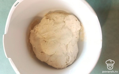 Добавить 350 граммов муки, 4 столовых ложки сахара, щепотку соли, 35 граммов сливочного масла. Перемешать все ингредиенты, оставить на 1 час. 