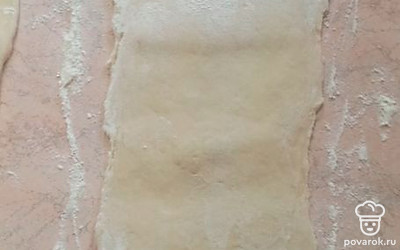 Разделить тесто на 3 части, раскатать 3 полоски теста. 