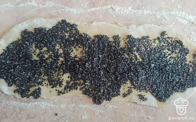 100 граммов мака смешать со 100 граммами сахара и 50 граммами молока. Закипятить, выложить на каждую полоску. Свернуть в рулет. 