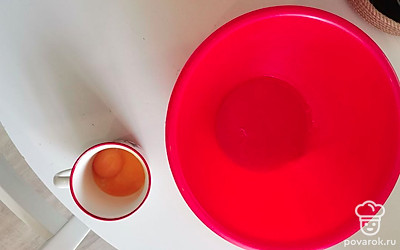 Отделяем белки от желтков.