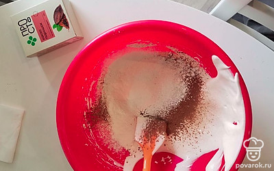 Добавляем муку и какао.