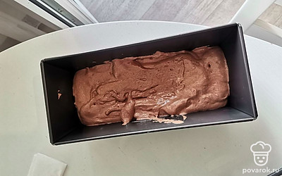 Все хорошо перемешиваем и выкладываем в форму. Отправляем в духовку на 45-50 минут при 165 градусах.