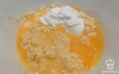 Добавить сметану, растопленное сливочное масло, перемешать.