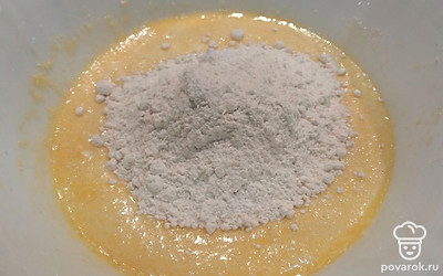 Добавить разрыхлитель, муку, перемешать.