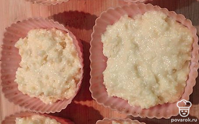 Выложить тесто в формочки, отправить в разогретую духовку на 20 минут при 180 градусах.