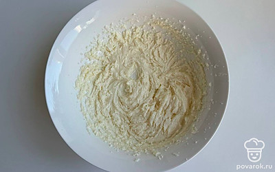 Мягкое сливочное масло взбейте с сахаром.