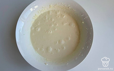 Вбейте яйца, влейте молоко и хорошо перемешайте.⁣⁣