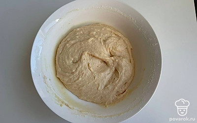 Муку с разрыхлителем и ванилином смешайте. Всыпьте в масляно-яичную смесь и хорошо перемешайте.