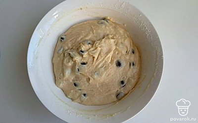 Добавьте шоколадные капли и аккуратно перемешайте.⁣⁣