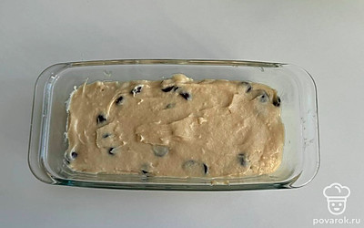 Выложите тесто в форму. Выпекайте в разогретой до 180 градусов духовке около 50-60 минут.