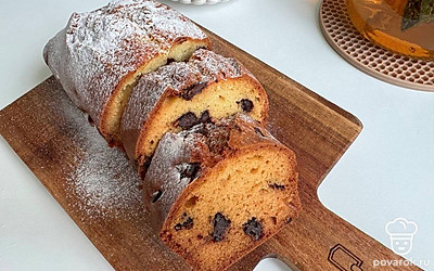 Готовый кекс остудите, достаньте из формы и посыпьте сахарной пудрой. Приятного аппетита!