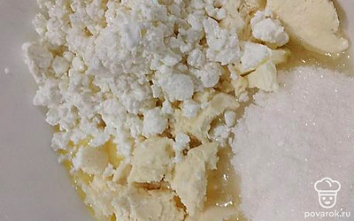 В миску вбейте яйца, добавьте сахар, мягкое сливочное масло, ванилин, творог. Перемешайте. 