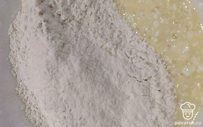 Всыпьте разрыхлитель, муку, перемешайте. 