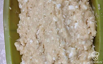 Выложить тесто в форму, отправьте в разогретую духовку на 25 минут при 180 градусах.