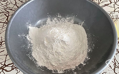 Соедините муку, сахар, ванилин и разрыхлитель, аккуратно перемешайте.