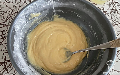 Добавьте взбитые яйца и растительное масло, еще раз тщательно перемешайте.