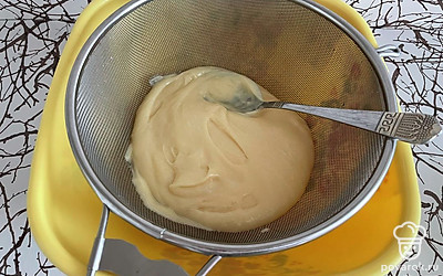 Просейте получившуюся смесь для того, чтобы убрать лишнюю жидкость. И для большей эластичности.