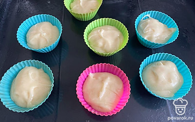 Выложите смесь в формы, разогрейте духовку до 180 градусов.