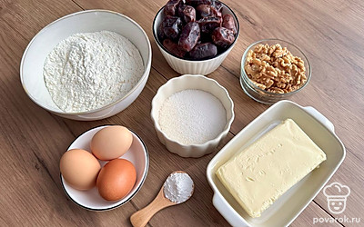 Подготовьте все ингредиенты. Возьмите масло и яйца комнатной температуры. Яйца у меня очень мелкие. Если у вас первый сорт, можно взять 2 яйца. Финики берите мягкие.