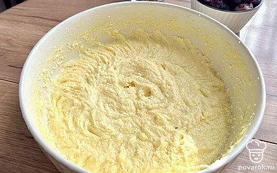 К сливочному маслу комнатной температуры всыпьте сахар, вбейте яйца. Взбейте в пышную массу.