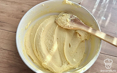 Просейте муку с разрыхлителем, перемешайте до однородности.