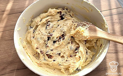 Добавьте финики и орехи в тесто, аккуратно вмешайте лопаткой.