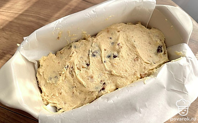 Выложите тесто в форму, застеленную пергаментом, разровняйте. Выпекайте 50 минут при 180 градусах до сухой зубочистки.