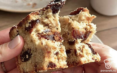 Посыпьте сахарной пудрой. Подайте к столу. Я люблю есть этот кекс на следующий день, он становится более рассыпчатым и ароматным. 