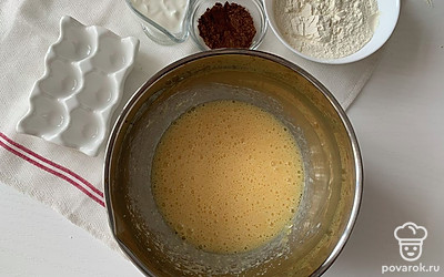 Добавьте яйца, сметану и перемешайте.