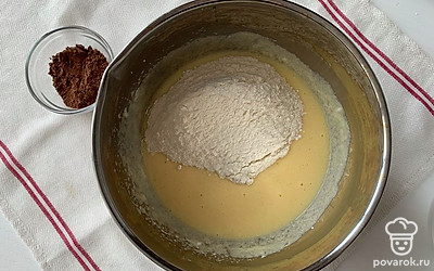 Всыпьте муку и разрыхлитель, замесите жидкое тесто.