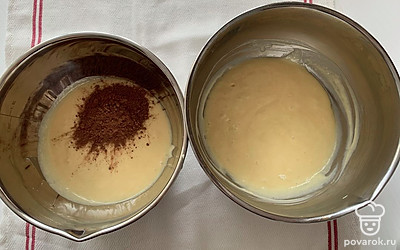 Тесто разделите на две части. В одну из частей добавьте какао, перемешайте.