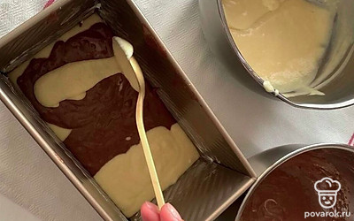 Поочередно выкладывайте в форму по 1-2 столовых ложки темного и светлого теста. Тонкой шпажкой сделайте узор.