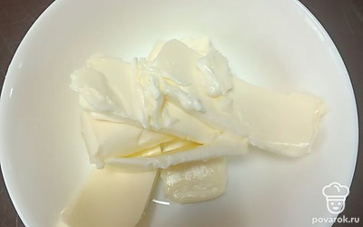 Нарежьте масло на тонкие кусочки. Оставьте для размягчения. Разделите желтки и белки.