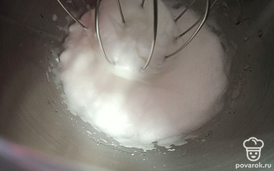 Взбейте белки.