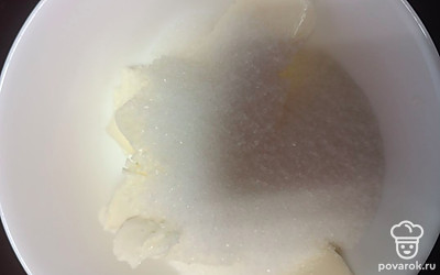 Перетрите сахар с маслом.