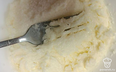 Добавьте сахар и масло к желткам. Аккуратно перемешайте.