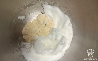 Выложите к получившейся смеси белки.