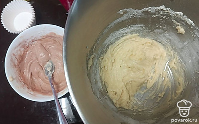 Разделите тесто на 2 части. В одну часть всыпьте какао, перемешайте.