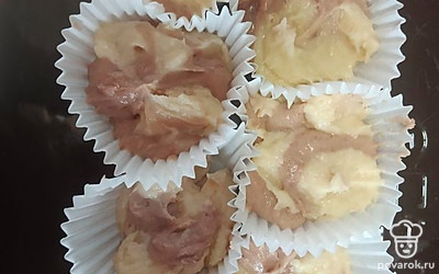 Поочередно влейте тесто в форму: немного белого, немного с какао и так далее.