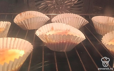 Выпекайте кексы при 180 градусах. Проверьте готовность деревянной шпажкой.