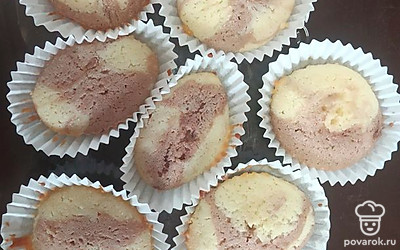 Украсьте кексы сахарной пудрой.