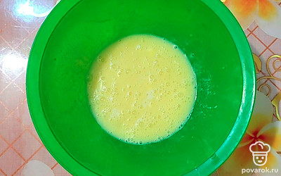 Яйца соедините с растопленным сливочным маслом (по желанию можно добавить немного сахара).