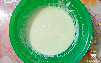 Добавьте творог, хорошенько пробейте блендером до однородной консистенции. 