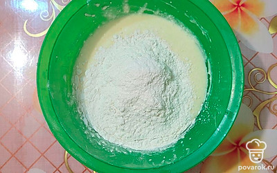 Добавьте разрыхлитель и муку, все перемешайте до однородной массы.