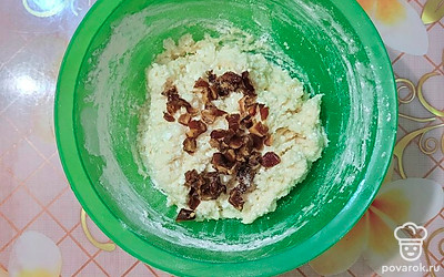 Финики нарежьте небольшими кусочками, добавьте в тесто, хорошо перемешайте. 