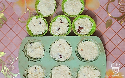 Получившееся тесто выложите в силиконовые формочки, выпекайте в духовке 25 минут при 180 градусах.