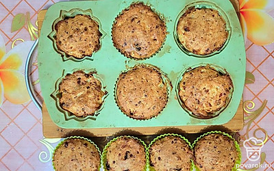 Готовые творожные кексы с финиками подайте к чаю.